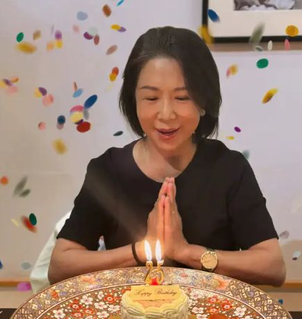 母亲过生日,韩庚卢靖姗晒合照为其庆生,太温馨