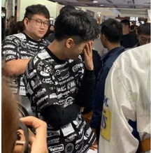 最爆笑的撞衫,刘昊然跟路人穿情侣衫,路人的表情亮了