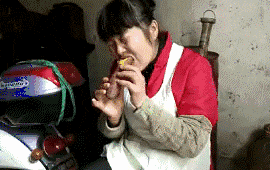 搞笑gif趣图女友跟我说的她饭量小一般只吃一碗面,天真的我竟然真信了