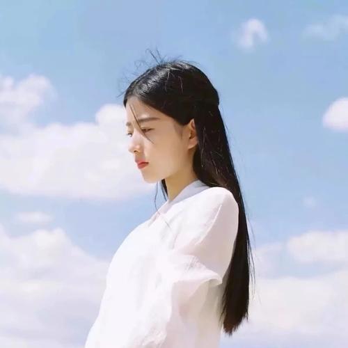 搞笑gif本以为自己遇到爱情了,没想到美女只是整理鞋带