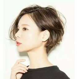女生黑衣短发头像