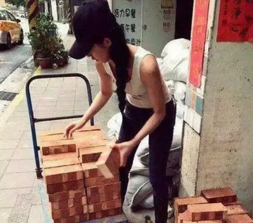 搞笑gif趣图工地搬砖,居然来了一个妹子