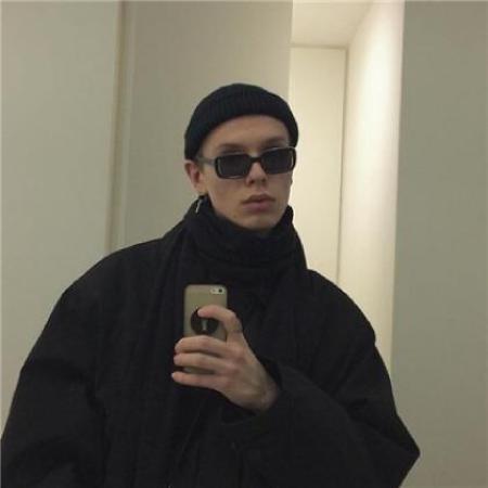 男生拿手机自拍头像爱自拍的男人