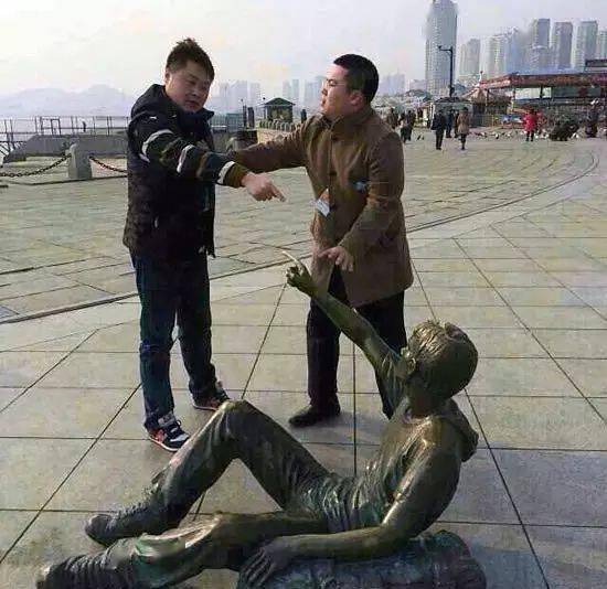 抓赌图片搞笑表情雕塑