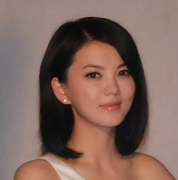 李湘18岁照片曝光,真的很美,怪不得无数男人对她着迷