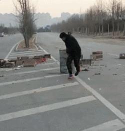 我们加了微信一年多,好像没聊过几次也没有过什么见不得人的吧