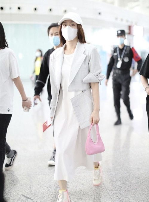 秦岚穿西装炸街,内搭克莱因蓝色套装,造型高级有女神范