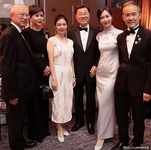 72岁王石太宠妻,为小30岁田朴珺空运进口榴莲,一斤超百元亲自剥