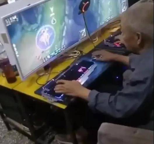 沙雕图片看来60岁老奶奶凌晨三点在峡谷1v5是真的