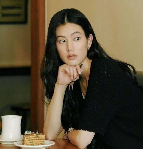 这个30岁日本女人真会打扮,不施浓妆不整脸蛋,优雅时尚好惊艳