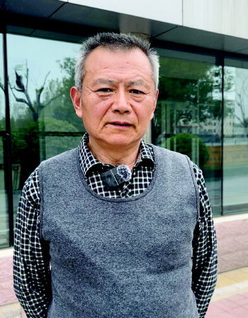 危急时刻纵身一跃65岁老人跳水勇救溺水女孩