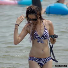 浪沙海滨浴场的比基尼美女