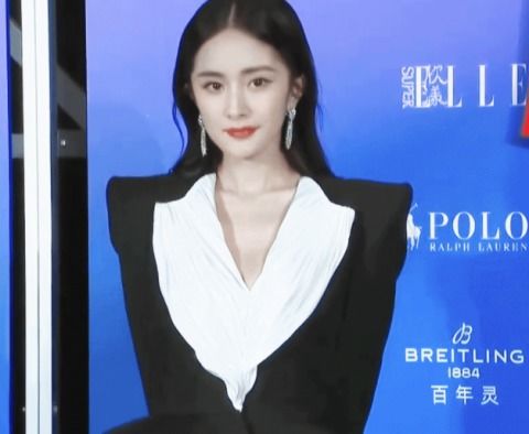 生图鲨手杨幂一身黑裙走红毯气场全开粉丝红毯还得看幂姐