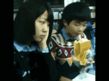 搞笑gif好好拖着就是了,你傻笑什么呢