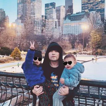 小小周弹唱听妈妈的话,周杰伦在一旁耐心指导,期待密欧哥发专辑