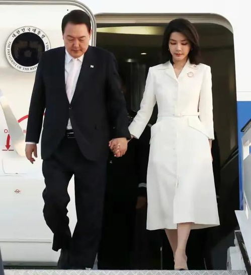 整容脸的韩国第一夫人遇上西班牙王后,像是王室雇了个女仆一样