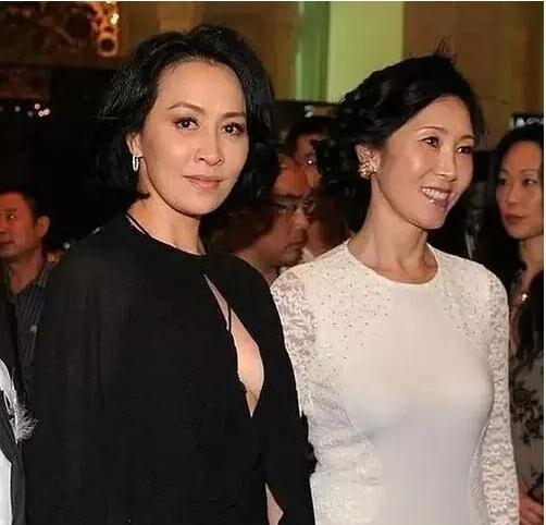 王思聪妈妈才是真正的合影杀手,气质高贵压倒赵薇不输刘嘉玲