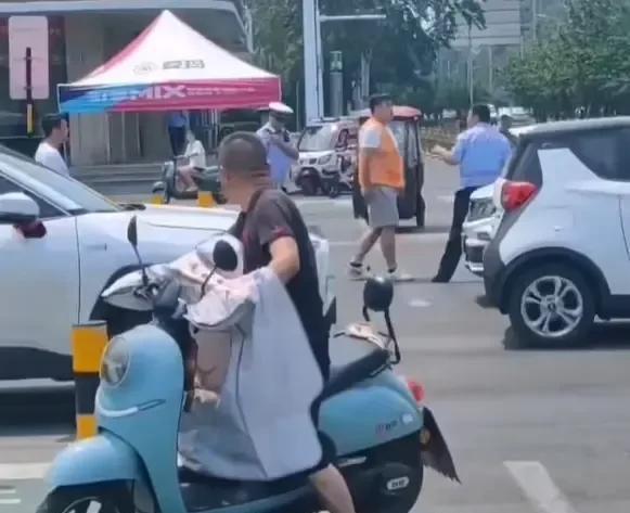 安阳男子殴打交警尊重执法人员合法权威,构建和谐社会价值观念