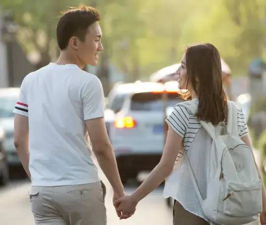 儿子爱上一个离婚带两孩的女人,拿我钱去支持她留学,我该怎么办