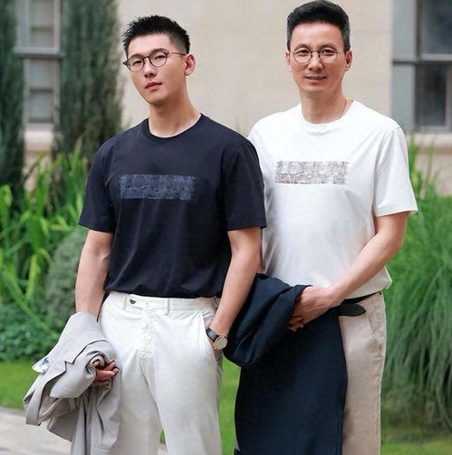 四五十岁男人穿t恤,尽量少戴项链系丝巾,换成这些配饰更高级