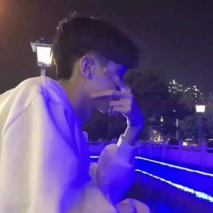 快手清晰头像男,一抹极端的笑暖暖的男生