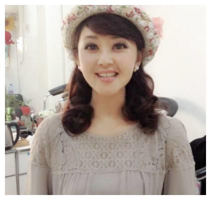 她是央视美女主持,嫁大8岁丈夫生活幸福,如今44岁仍美如少女