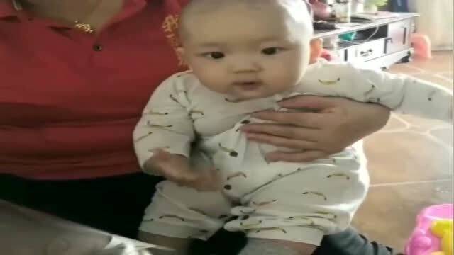 宝贝第一次吃稀饭,表情太丰富了,真是太搞笑了