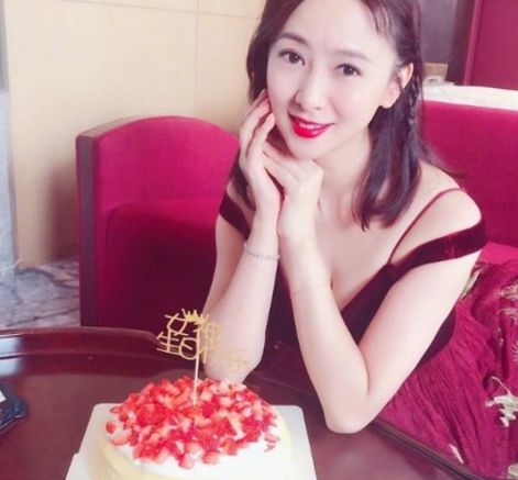 翁虹50岁生日晒照冻龄女神