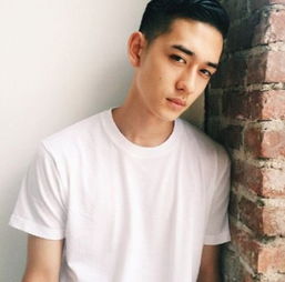 男人的时髦感,就靠这一件白t恤彰显出来