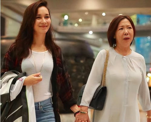 卢靖姗出发录制浪姐4,在机场用英文哄7个月的女儿,婆婆一路随行