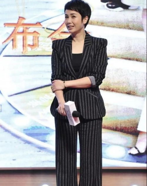 蒋雯丽状态真的好,身穿条纹西装知性优雅,看不出是50多岁的人