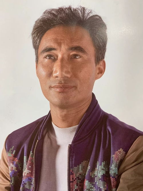 第三一集朱传奇教你画亲和面善的侧光源男中年素描头像