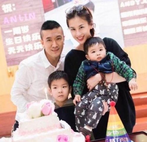黄圣依继女晒美照宣布高中毕业,兴奋透露考上伯克利音乐学院