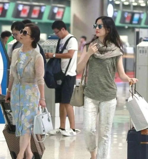 刘亦菲携妈妈走机场,穿t恤廉价不出众,妈妈气质高贵像阔太