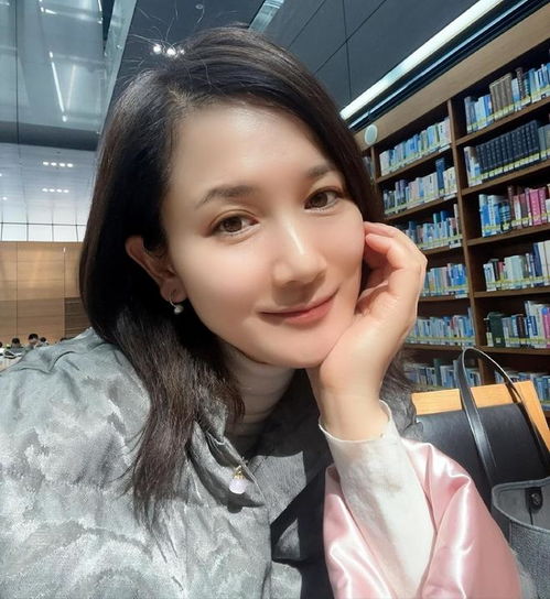 演员潘雨辰离婚后只字不提前夫侯勇,如今45岁似冻龄少女