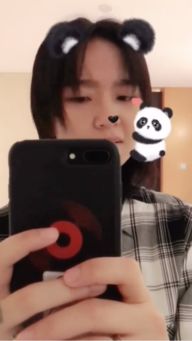 组图周笔畅清早对镜发搞怪自拍用小熊猫贴纸网友直呼可爱