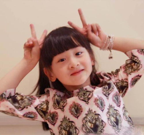 田亮女儿独自出席活动,12岁森碟身高优越不怯场,却被嘲笑太傻气
