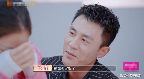 杜淳单膝跪地向王灿求婚,为她戴上钻戒,媳妇的表情太过真实