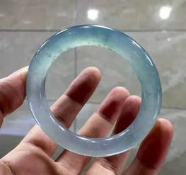 60岁卖菜老汉随手一切,竟切出天价翡翠手镯
