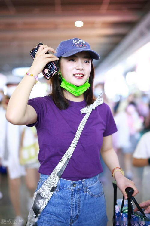 张雅钦现身北京机场紫色恤斜挎布大秀表情包