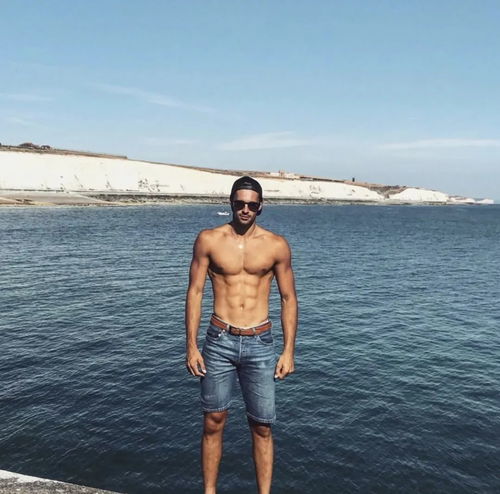 险些被捧杀,23岁英国男模elliotmeeten这一季好红