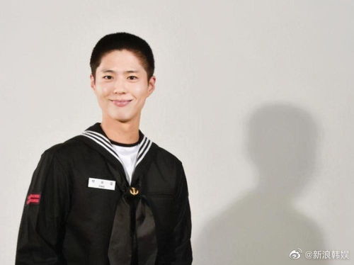 朴宝剑近照面对镜头笑容灿烂,寸头造型难分男女