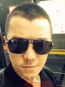 男生寸头带眼镜发型帅出别样的自己