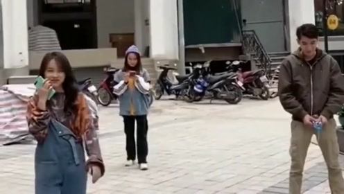 小伙在大街上恶搞,谁知美女还转头偷瞄一眼,令人笑出猪叫声