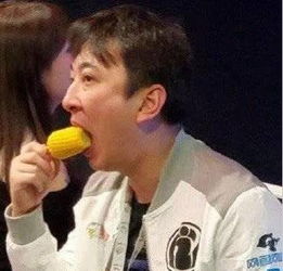 王思聪吃玉米上热搜,吃热狗的表情如出一辙,网友新表情包来了
