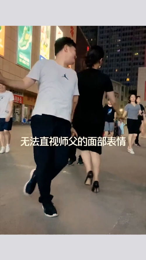 在广场上,看到小伙跳舞的面部表情,也太搞笑了吧