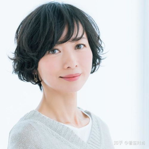 050岁左右女人最适合的短发,时髦精致还很优雅