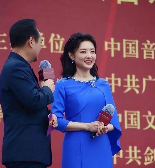 56岁周涛和50岁董卿近照,一个优雅老去,一个剪短发成路人