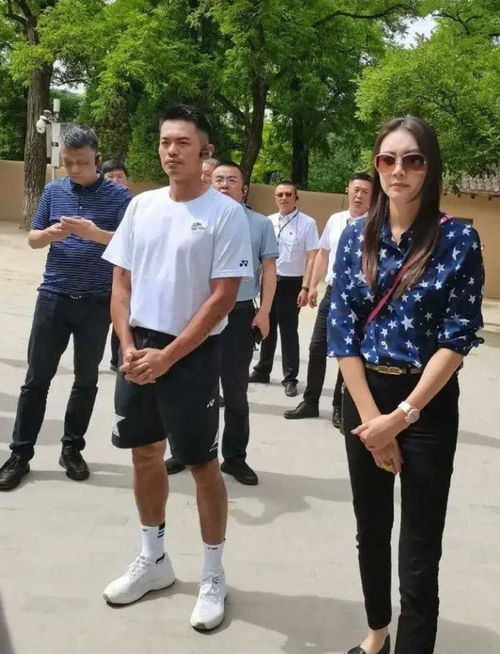 林丹一家六口罕见同框,老婆穿衬衫气场强大,林丹越来越有男人味