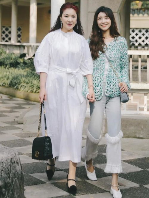 年过半百还这么优雅美丽,这位微胖妈妈真会穿,母女装越看越喜欢